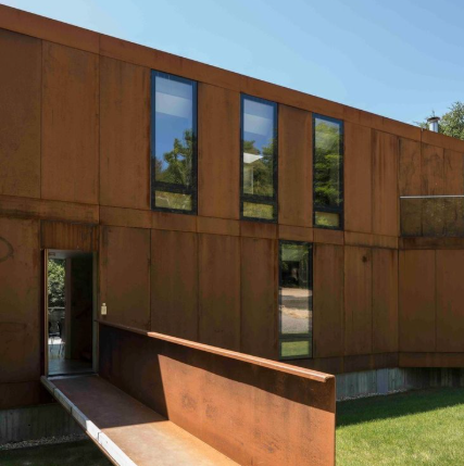 Advantages and Design Considerations of Weathering Steel Curtain Walls in Commercial Buildings